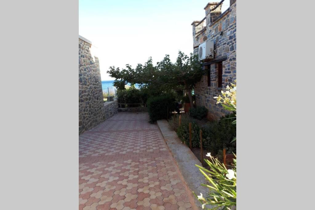 Traditional Stone House By The Sea... Kapetaniana ภายนอก รูปภาพ