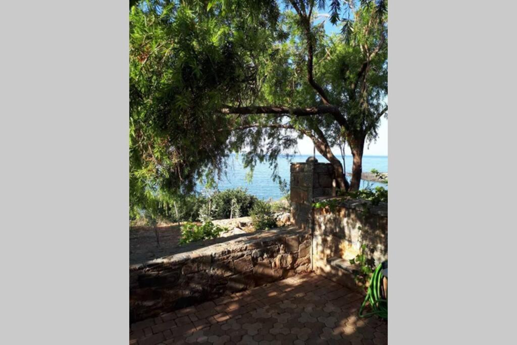 Traditional Stone House By The Sea... Kapetaniana ภายนอก รูปภาพ