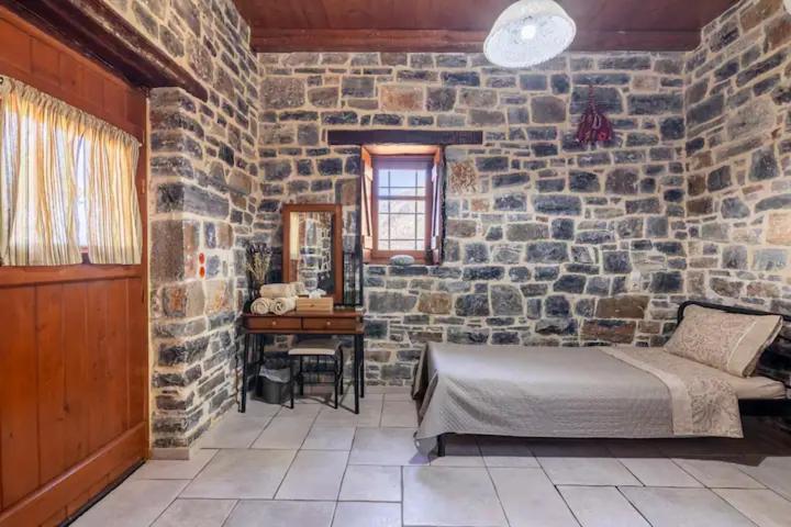 Traditional Stone House By The Sea... Kapetaniana ภายนอก รูปภาพ